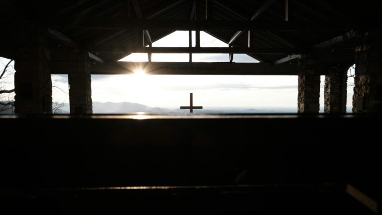 adoração verdadeira e propósito cristão — pessoa em oração ao amanhecer