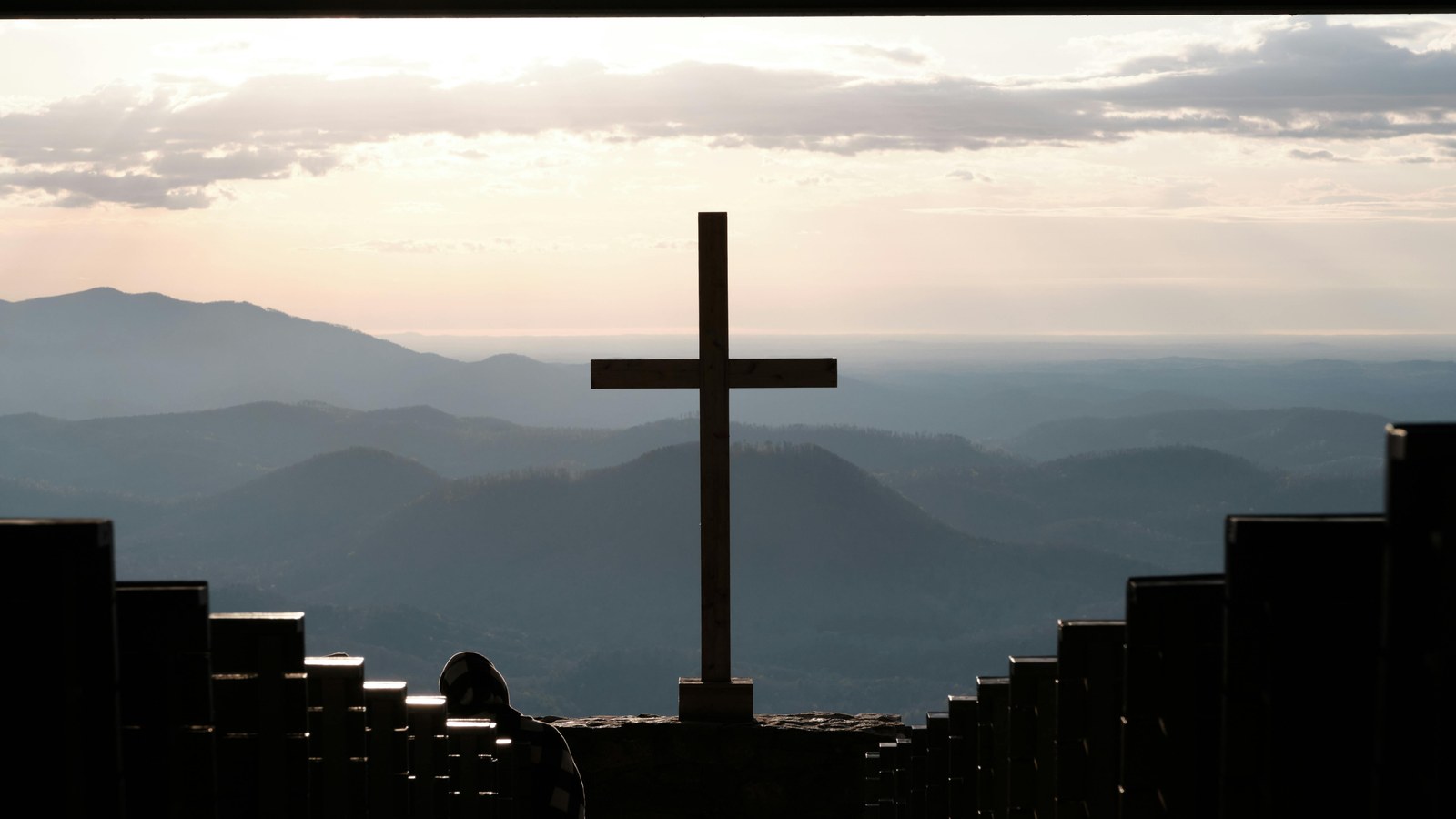 gratidão em todas as circunstâncias — mãos erguidas em louvor ao amanhecer